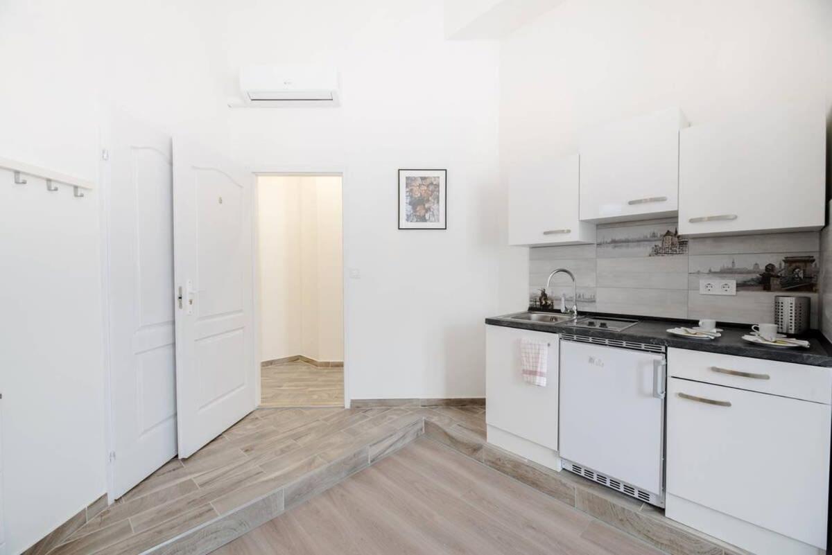 New A C Studio With View Of The Synagogue 부다페스트 외부 사진